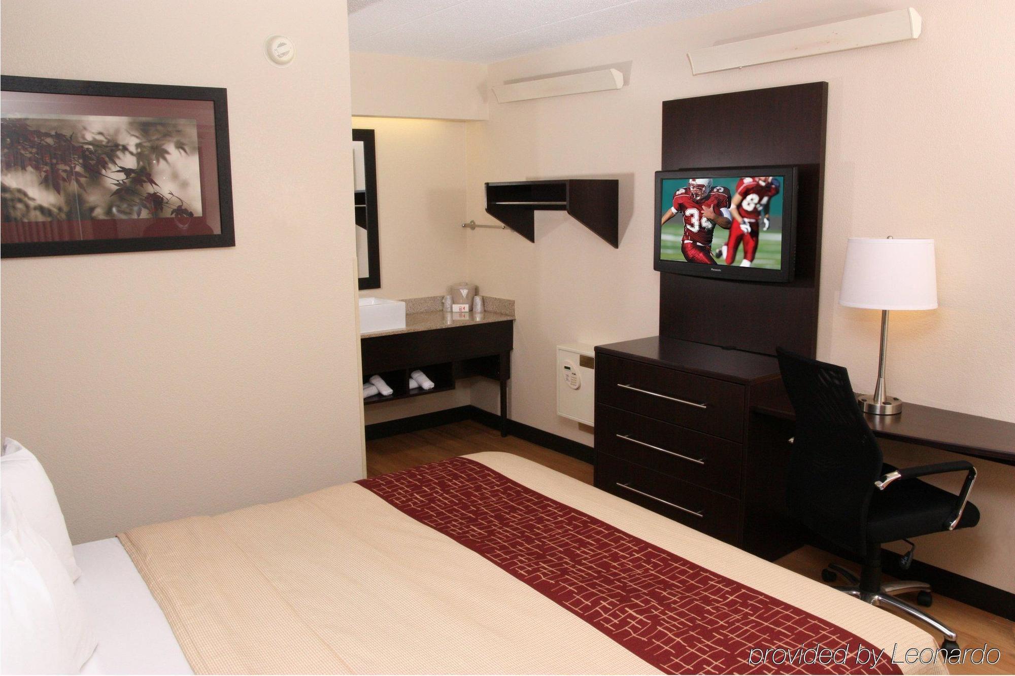 Red Roof Inn Plus+ St. Louis - Forest Park / Hampton Ave. Room photo
